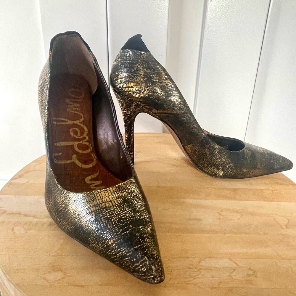 Sam Edelman pumps in a gold and black reptile-patterned metallic finish. 8 1/2